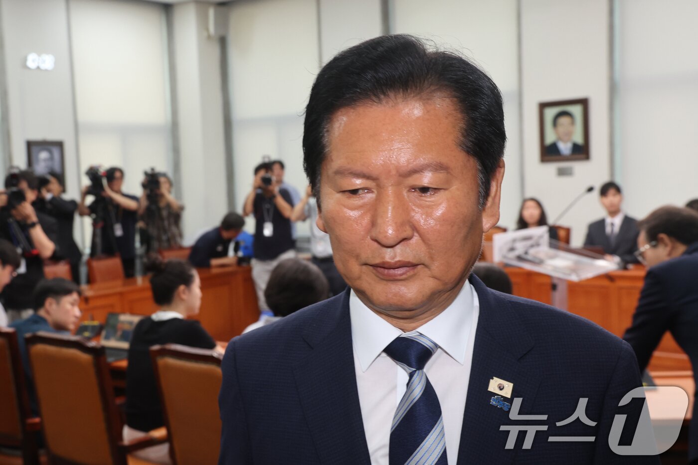 본문 이미지 - 정청래 더불어민주당 대표가 4일 오전 서울 여의도 국회에서 열린 '6·3지방선거 결과' 관련 기자회견을 마치고 발걸음을 옮기고 있다. 2026.6.4 ⓒ 뉴스1 황기선 기자