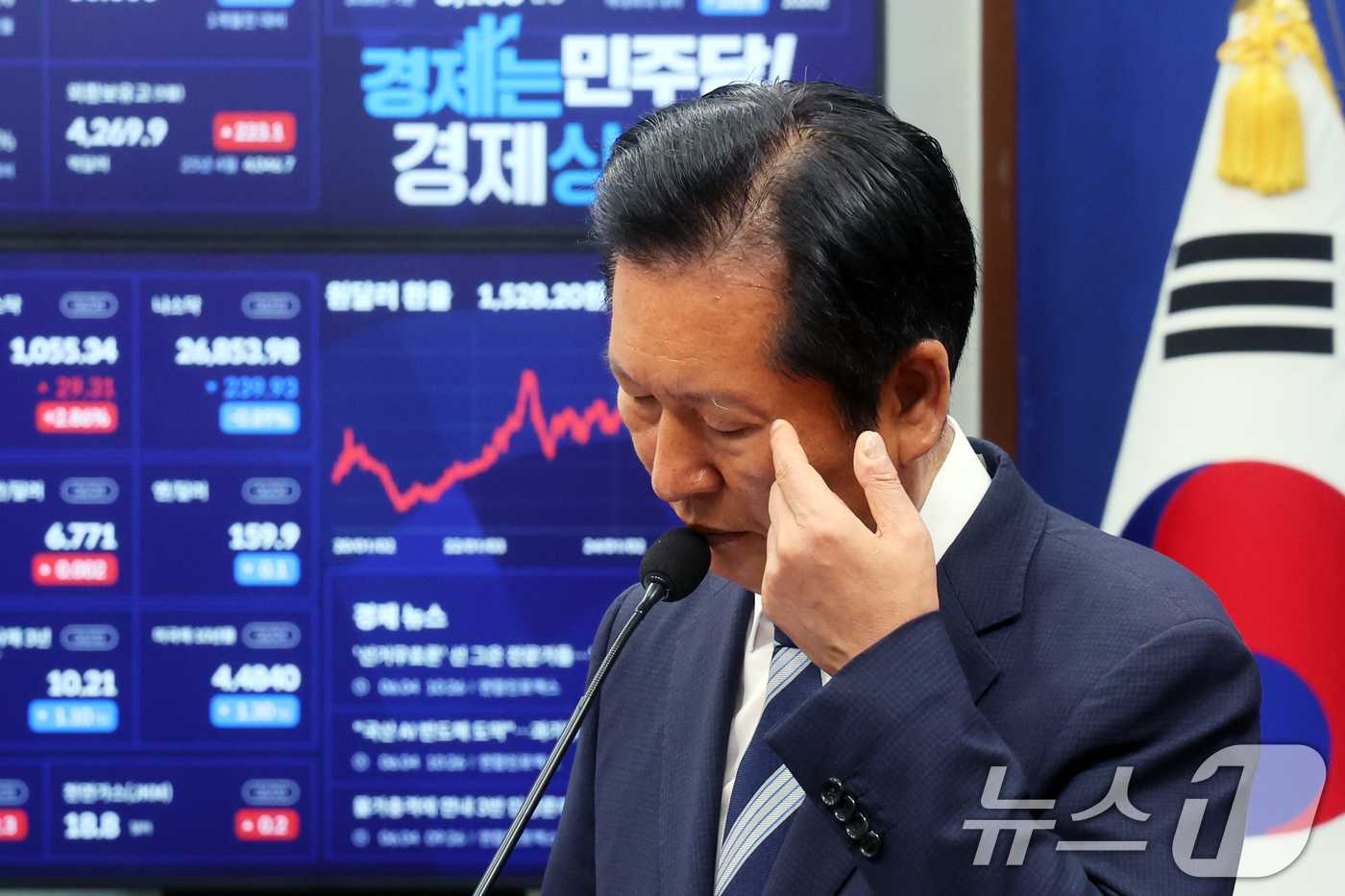 (서울=뉴스1) 황기선 기자 = 정청래 더불어민주당 대표가 4일 오전 서울 여의도 국회에서 열린 '6·3지방선거 결과' 관련 기자회견에서 모두발언 중 얼굴을 만지고 있다.  202 …