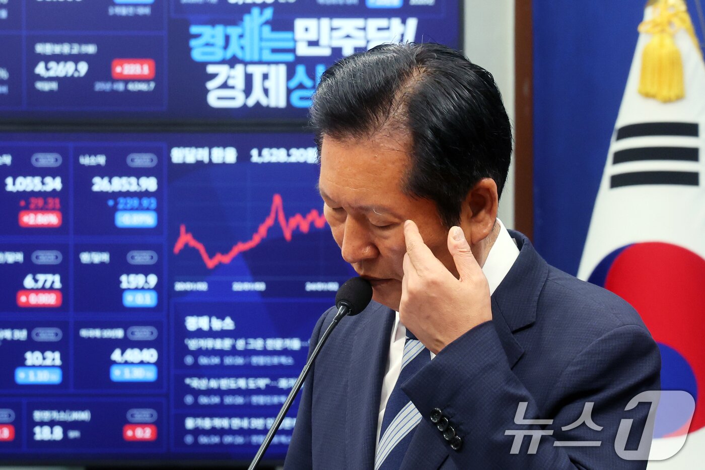 본문 이미지 - 정청래 더불어민주당 대표가 4일 오전 서울 여의도 국회에서 열린 '6·3지방선거 결과' 관련 기자회견에서 모두발언 중 얼굴을 만지고 있다. 2026.6.4 ⓒ 뉴스1 황기선 기자