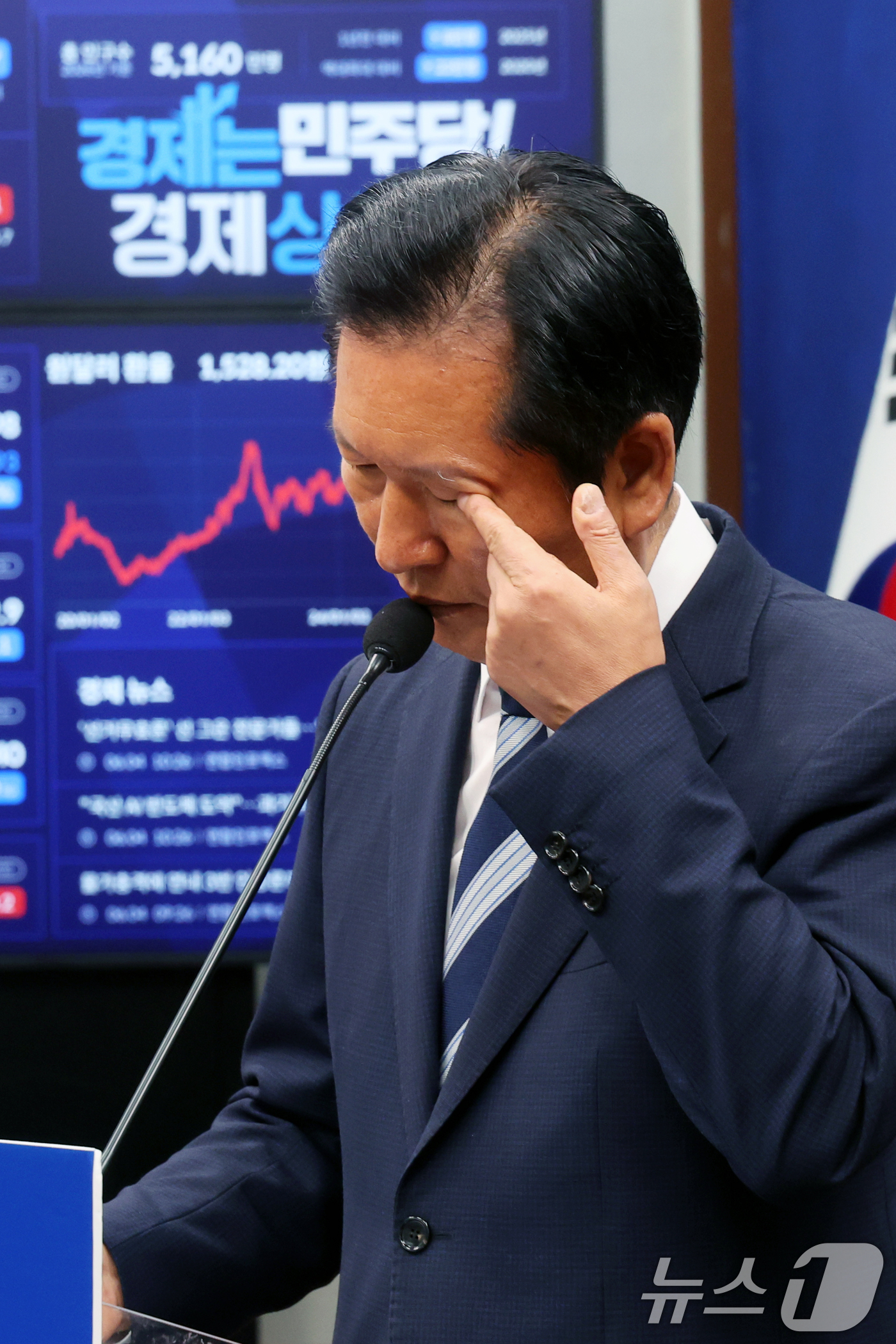 (서울=뉴스1) 황기선 기자 = 정청래 더불어민주당 대표가 4일 오전 서울 여의도 국회에서 열린 '6·3지방선거 결과' 관련 기자회견에서 모두발언 중 얼굴을 만지고 있다.  202 …
