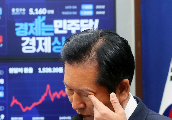 얼굴 만지는 정청래 대표