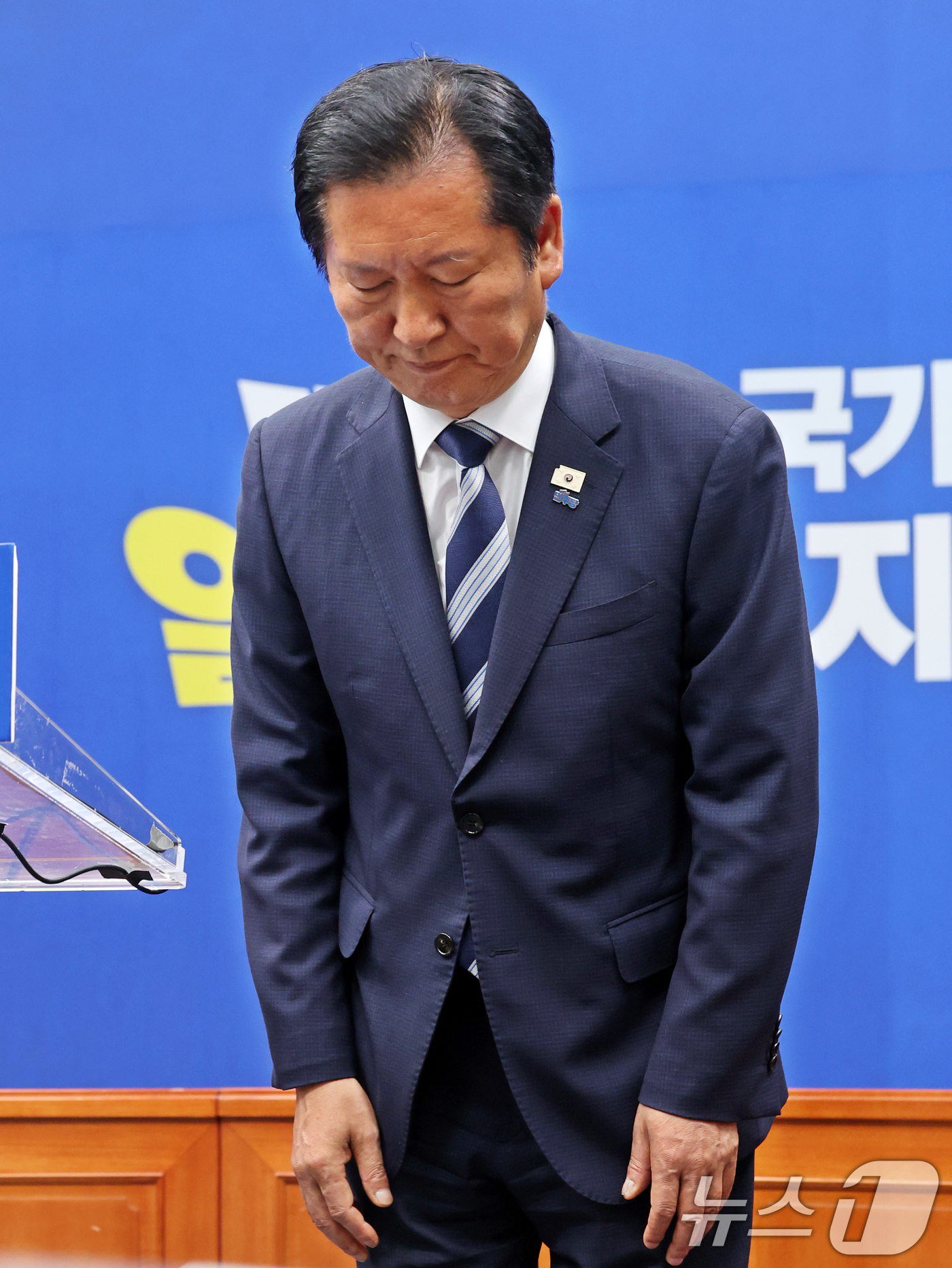 (서울=뉴스1) 황기선 기자 = 정청래 더불어민주당 대표가 4일 오전 서울 여의도 국회에서 열린 '6·3지방선거 결과' 관련 기자회견에서 인사를 하고 있다.  2026.6.4/뉴스 …