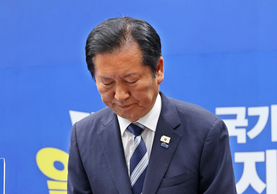 인사하는 정청래 더불어민주당 대표