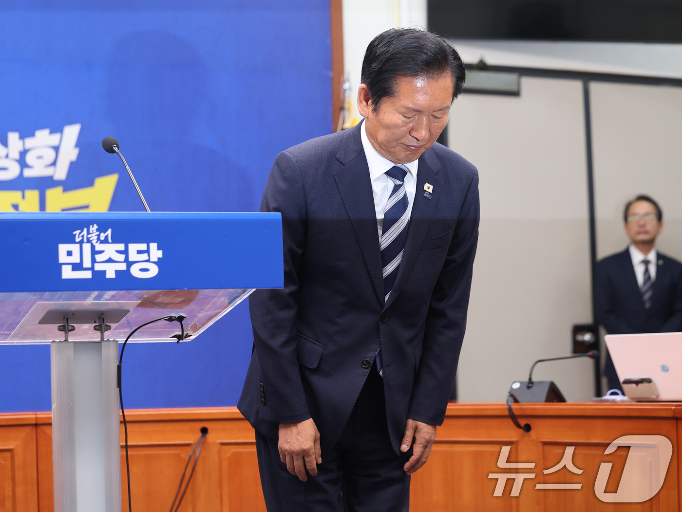 (서울=뉴스1) 황기선 기자 = 정청래 더불어민주당 대표가 4일 오전 서울 여의도 국회에서 열린 '6·3지방선거 결과' 관련 기자회견에서 인사를 하고 있다.  2026.6.4/뉴스 …