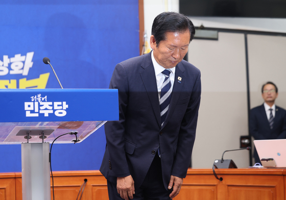 인사하는 정청래 더불어민주당 대표