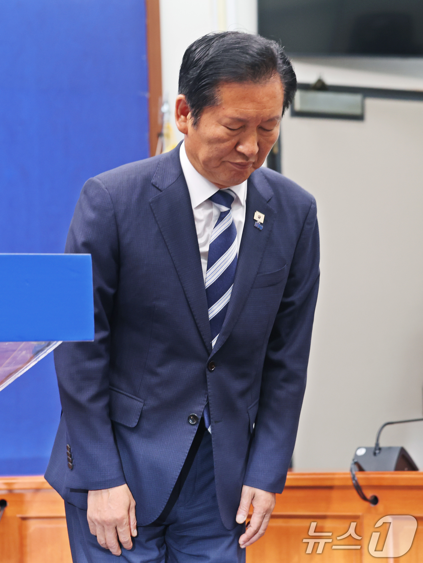 (서울=뉴스1) 황기선 기자 = 정청래 더불어민주당 대표가 4일 오전 서울 여의도 국회에서 열린 '6·3지방선거 결과' 관련 기자회견에서 인사를 하고 있다.  2026.6.4/뉴스 …