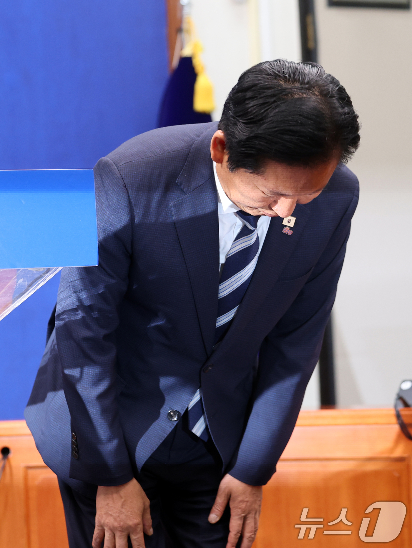 (서울=뉴스1) 황기선 기자 = 정청래 더불어민주당 대표가 4일 오전 서울 여의도 국회에서 열린 '6·3지방선거 결과' 관련 기자회견에서 인사를 하고 있다.  2026.6.4/뉴스 …