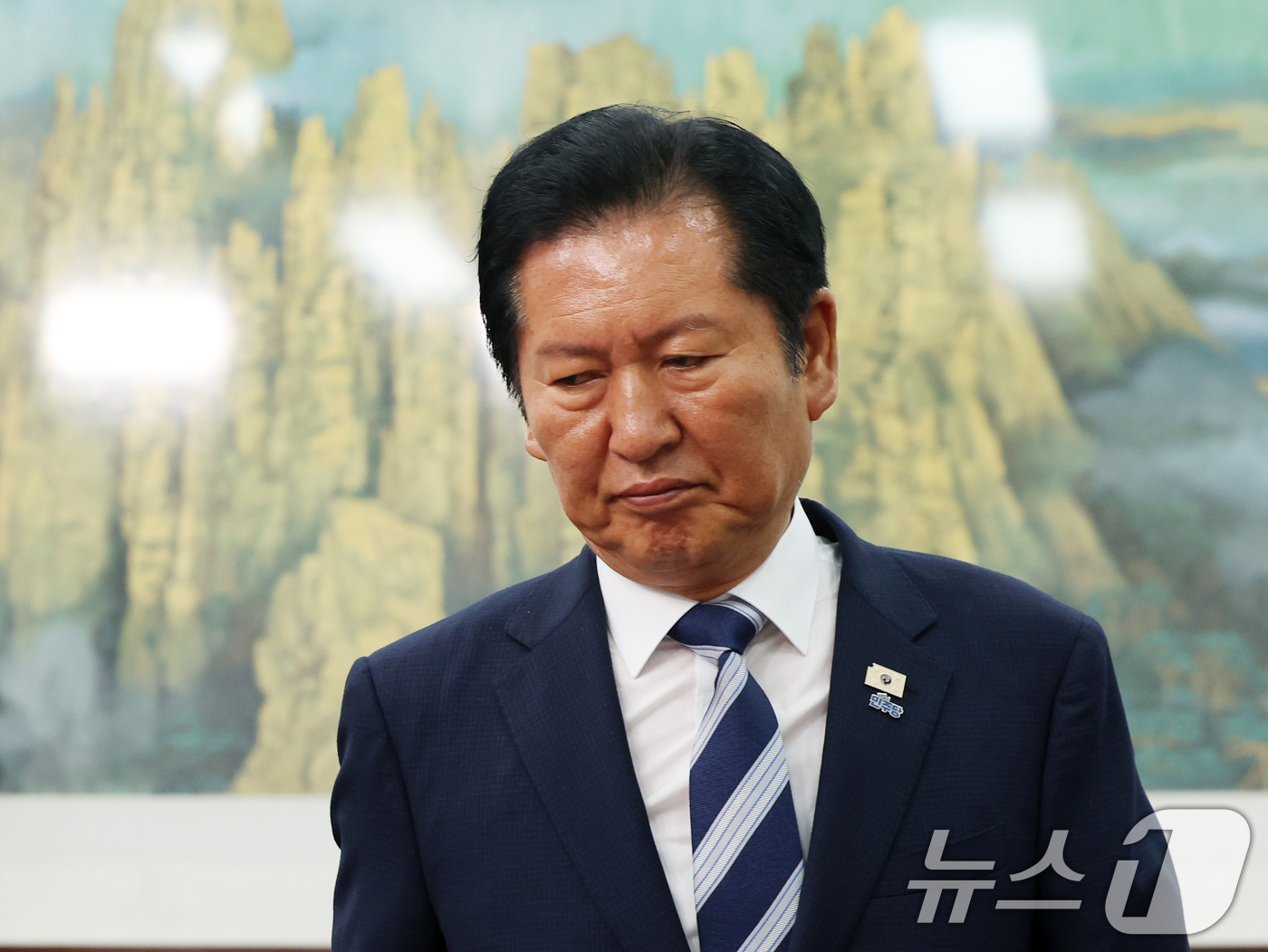 (서울=뉴스1) 황기선 기자 = 정청래 더불어민주당 대표가 4일 오전 서울 여의도 국회에서 열린 '6·3지방선거 결과' 관련 기자회견에 입장하고 있다.  2026.6.4/뉴스1
