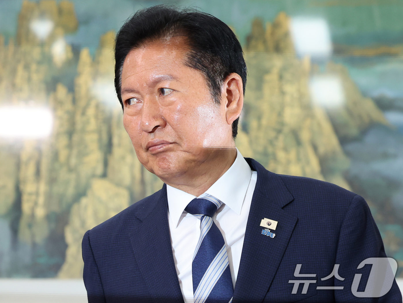(서울=뉴스1) 황기선 기자 = 정청래 더불어민주당 대표가 4일 오전 서울 여의도 국회에서 열린 '6·3지방선거 결과' 관련 기자회견에 입장하고 있다.  2026.6.4/뉴스1