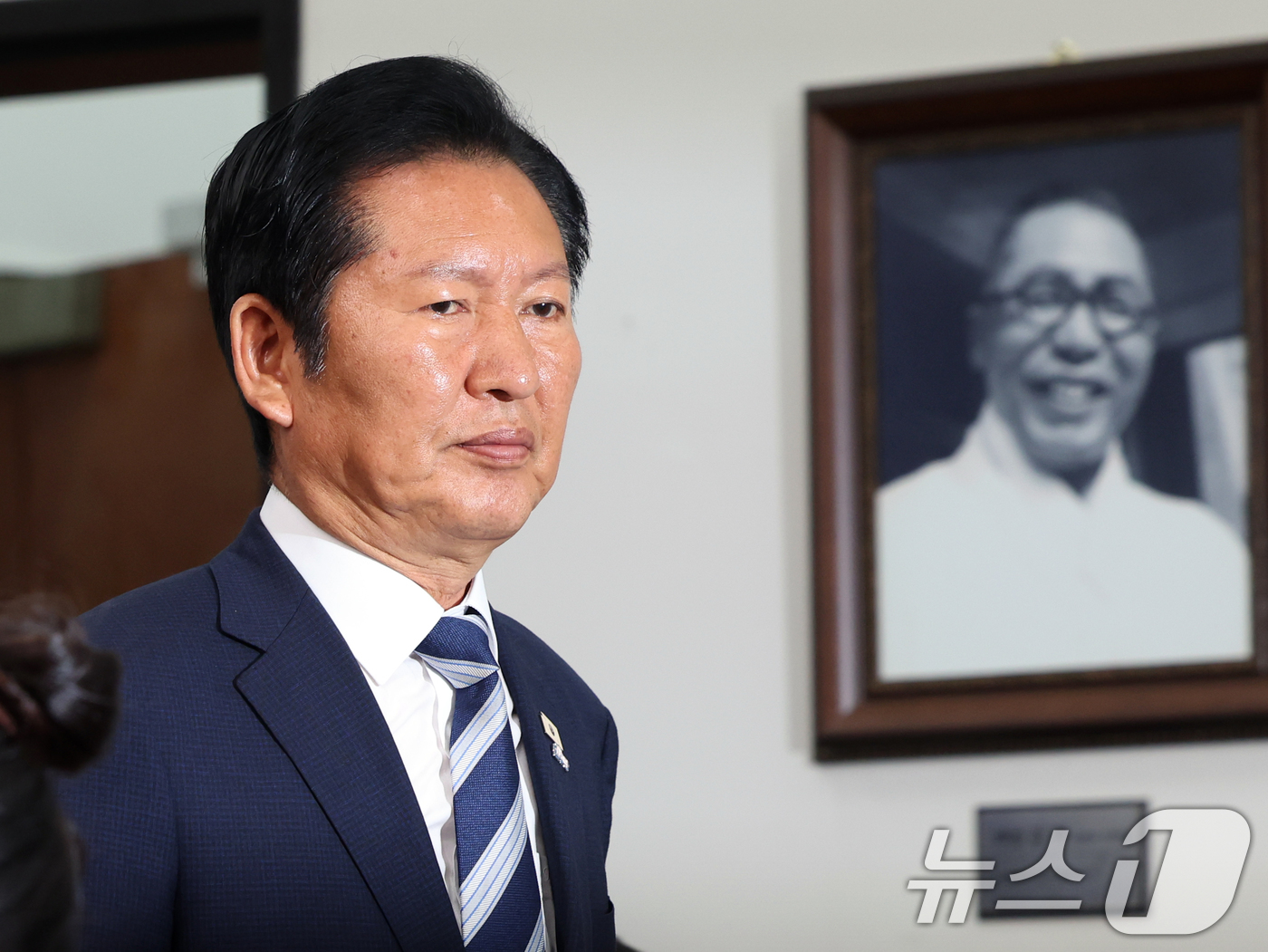 (서울=뉴스1) 황기선 기자 = 정청래 더불어민주당 대표가 4일 오전 서울 여의도 국회에서 열린 '6·3지방선거 결과' 관련 기자회견에 입장하고 있다.  2026.6.4/뉴스1