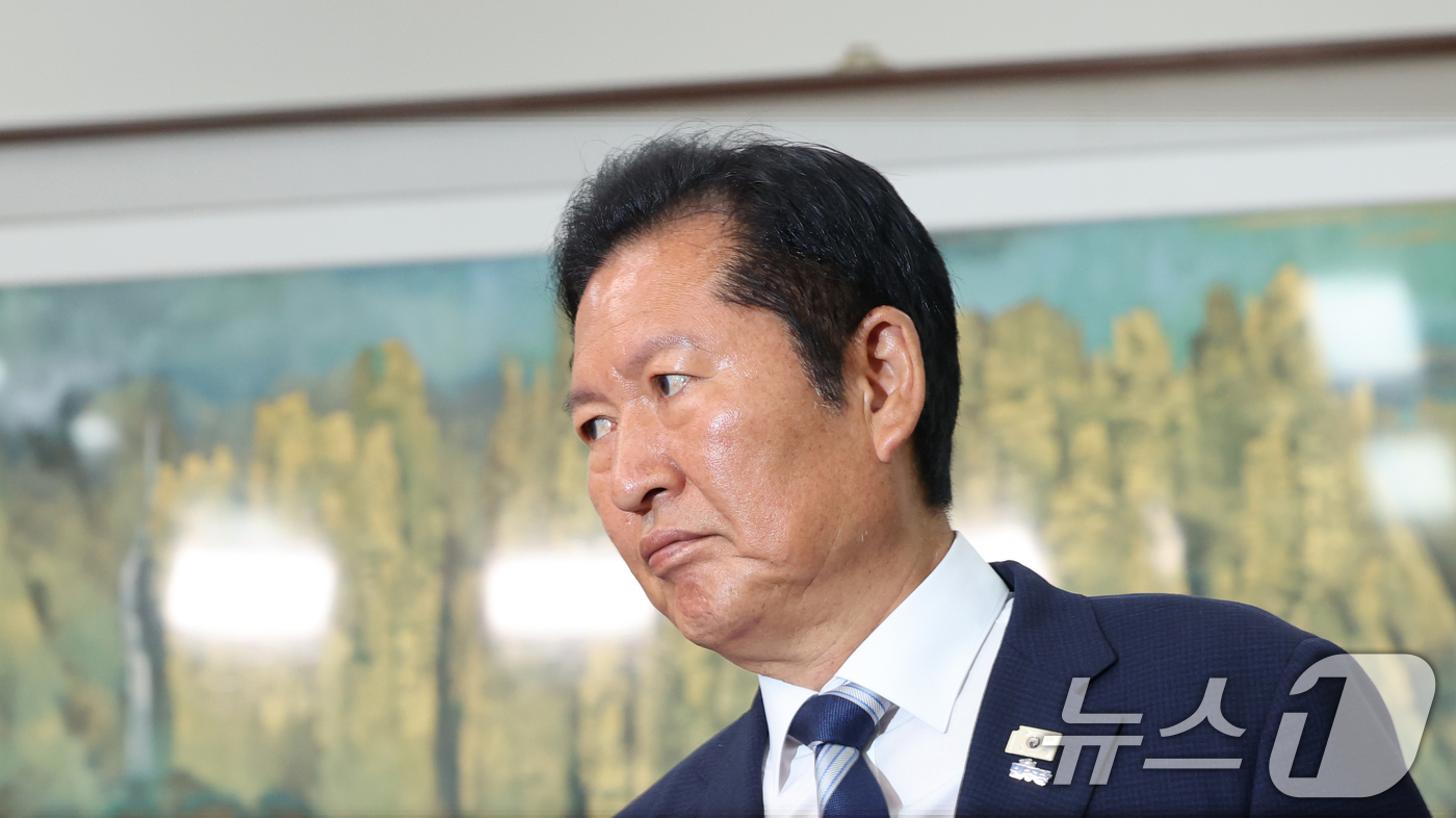 (서울=뉴스1) 황기선 기자 = 정청래 더불어민주당 대표가 4일 오전 서울 여의도 국회에서 열린 '6·3지방선거 결과' 관련 기자회견에 입장하고 있다.  2026.6.4/뉴스1