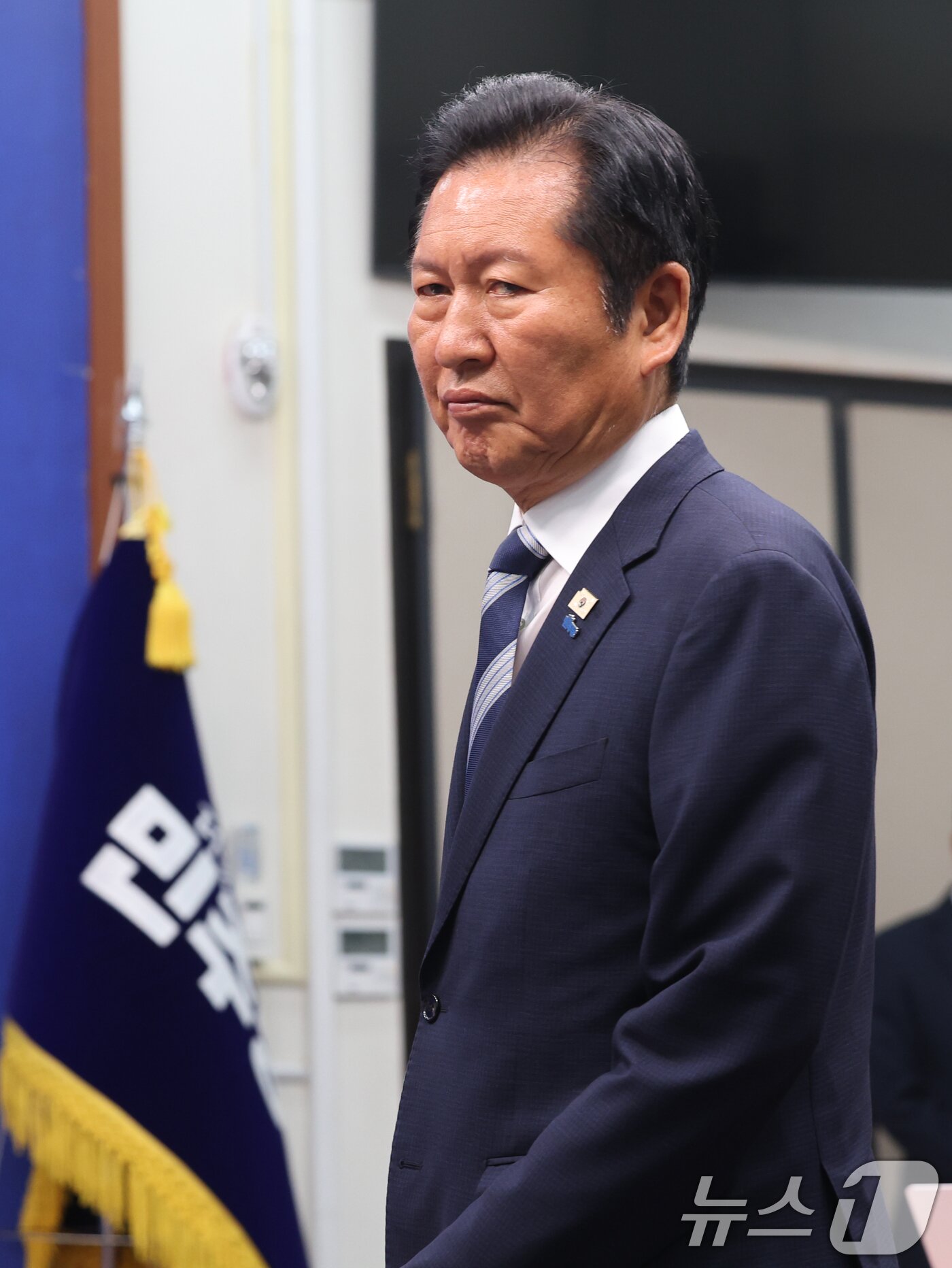 본문 이미지 - 정청래 더불어민주당 대표가 4일 오전 서울 여의도 국회에서 열린 '6·3지방선거 결과' 관련 기자회견에 입장하고 있다. 2026.6.4 ⓒ 뉴스1 황기선 기자