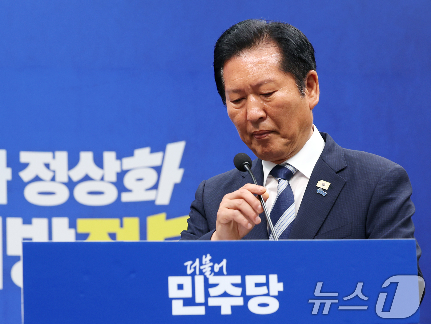(서울=뉴스1) 황기선 기자 = 정청래 더불어민주당 대표가 4일 오전 서울 여의도 국회에서 열린 '6·3지방선거 결과' 관련 기자회견에서 마이크를 만지고 있다.  2026.6.4/ …