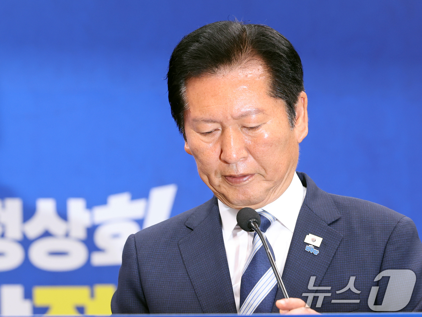 (서울=뉴스1) 황기선 기자 = 정청래 더불어민주당 대표가 4일 오전 서울 여의도 국회에서 열린 '6·3지방선거 결과' 관련 기자회견에서 마이크를 만지고 있다.  2026.6.4/ …
