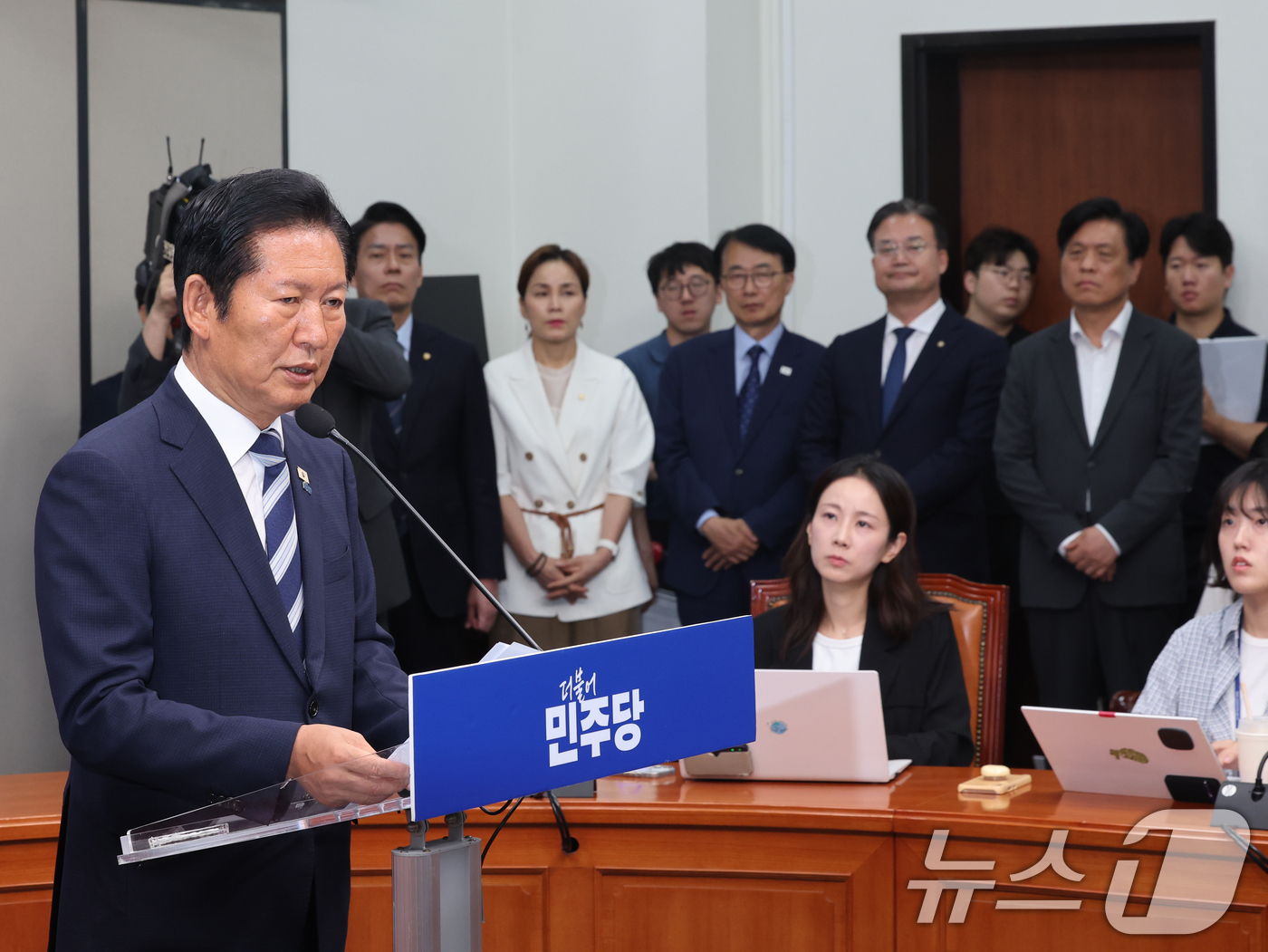 (서울=뉴스1) 황기선 기자 = 정청래 더불어민주당 대표가 4일 오전 서울 여의도 국회에서 열린 '6·3지방선거 결과' 관련 기자회견에서 모두발언을 하고 있다. 2026.6.4/뉴 …