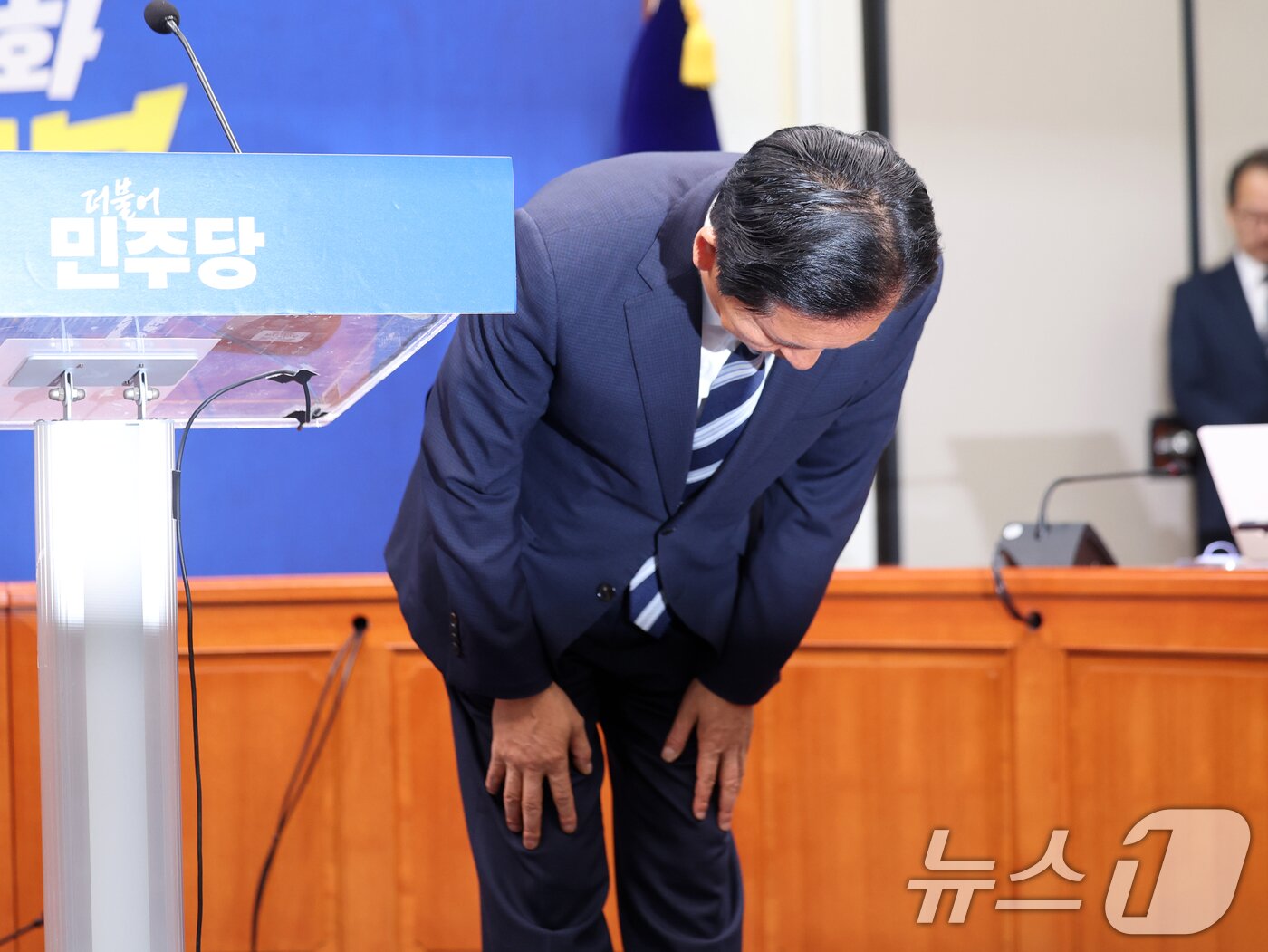 본문 이미지 - 정청래 더불어민주당 대표가 4일 오전 서울 여의도 국회에서 열린 '6·3지방선거 결과' 관련 기자회견에서 인사를 하고 있다. 2026.6.4 ⓒ 뉴스1 황기선 기자