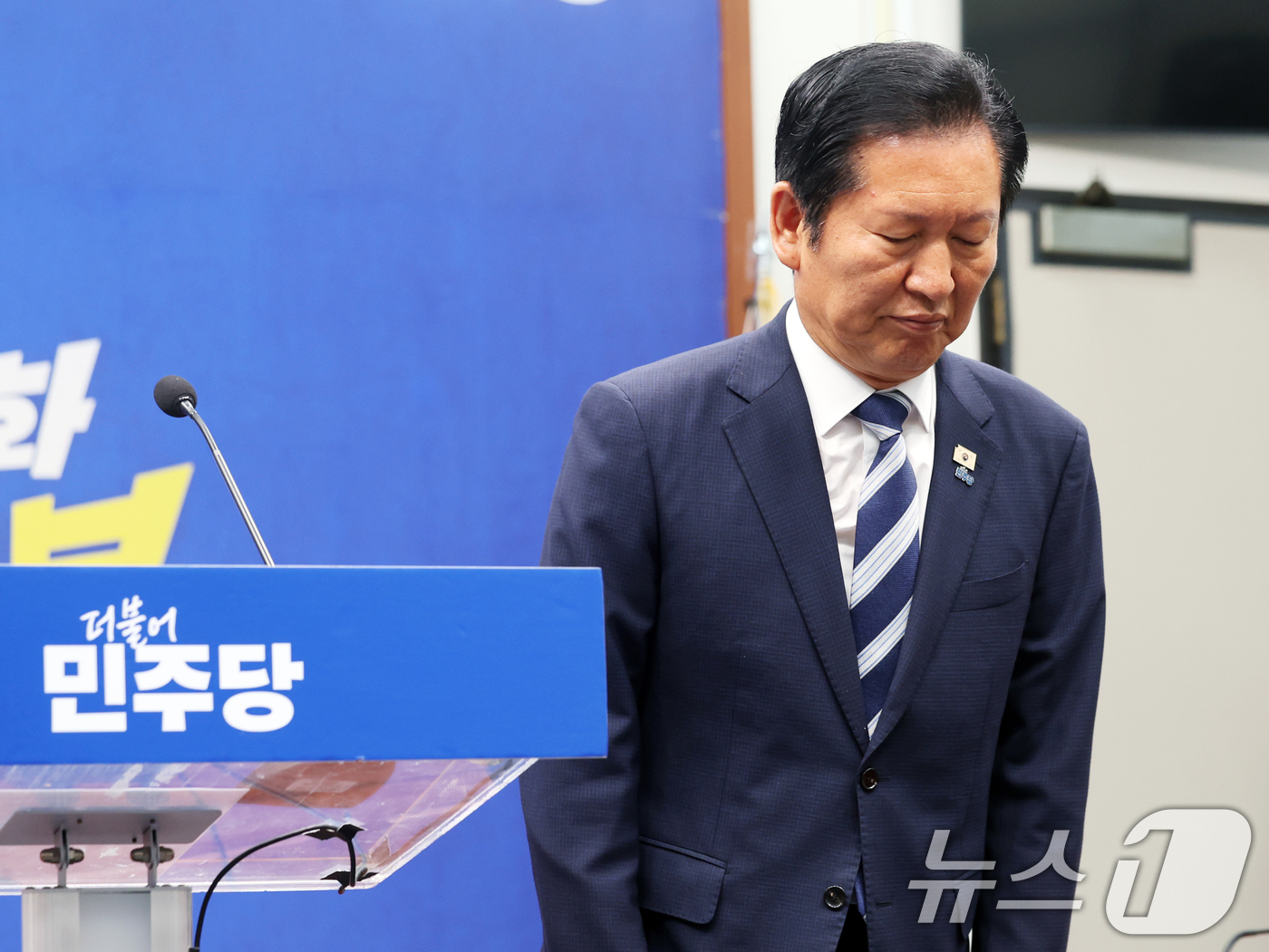 (서울=뉴스1) 황기선 기자 = 정청래 더불어민주당 대표가 4일 오전 서울 여의도 국회에서 열린 '6·3지방선거 결과' 관련 기자회견에서 인사를 하고 있다.  2026.6.4/뉴스 …