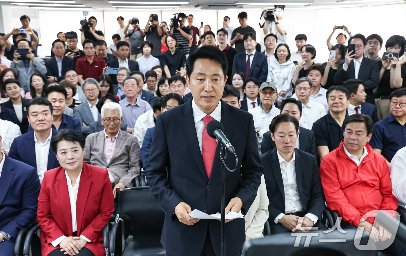 본문 이미지 - 6·3 지방선거에서 당선된 오세훈 국민의힘 서울시장 후보가 4일 서울 종로구 선거사무소에서 당선 소감을 밝히고 있다. 2026.6.4 ⓒ 뉴스1 김도우 기자