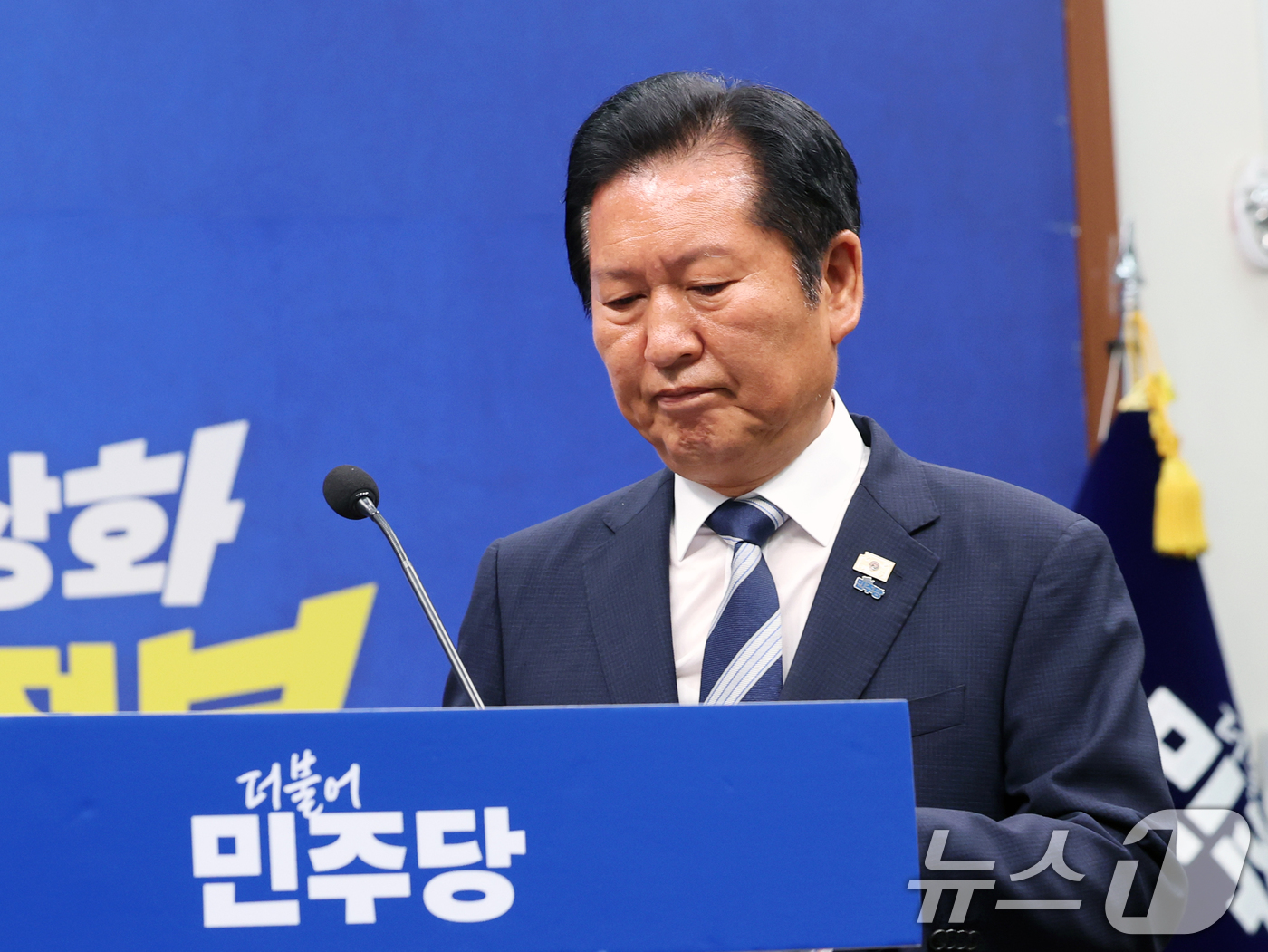 (서울=뉴스1) 황기선 기자 = 정청래 더불어민주당 대표가 4일 오전 서울 여의도 국회에서 열린 '6·3지방선거 결과' 관련 기자회견에 입장하고 있다. 2026.6.4/뉴스1