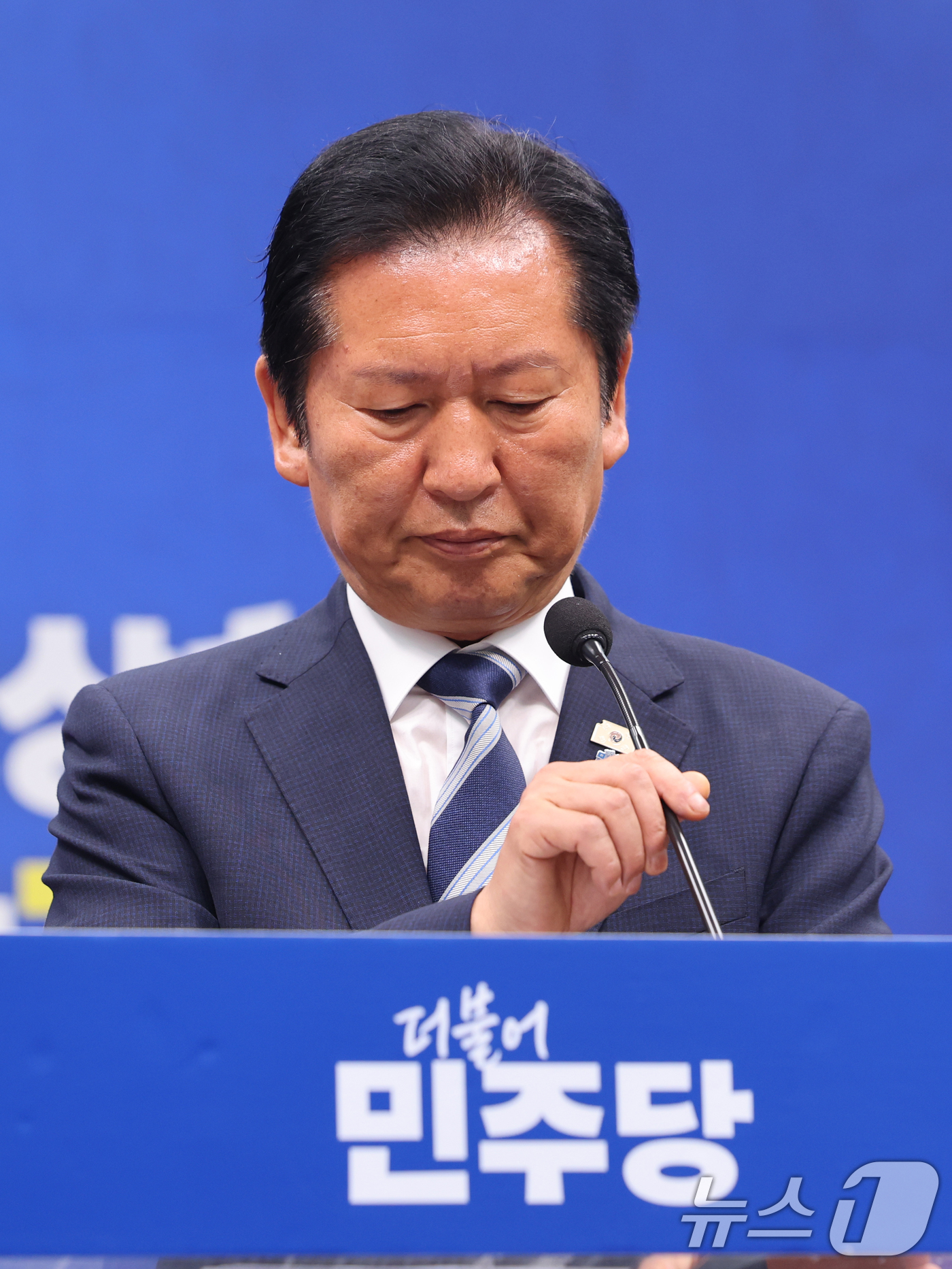 (서울=뉴스1) 황기선 기자 = 정청래 더불어민주당 대표가 4일 오전 서울 여의도 국회에서 열린 '6·3지방선거 결과' 관련 기자회견에서 마이크를 만지고 있다. 2026.6.4/뉴 …