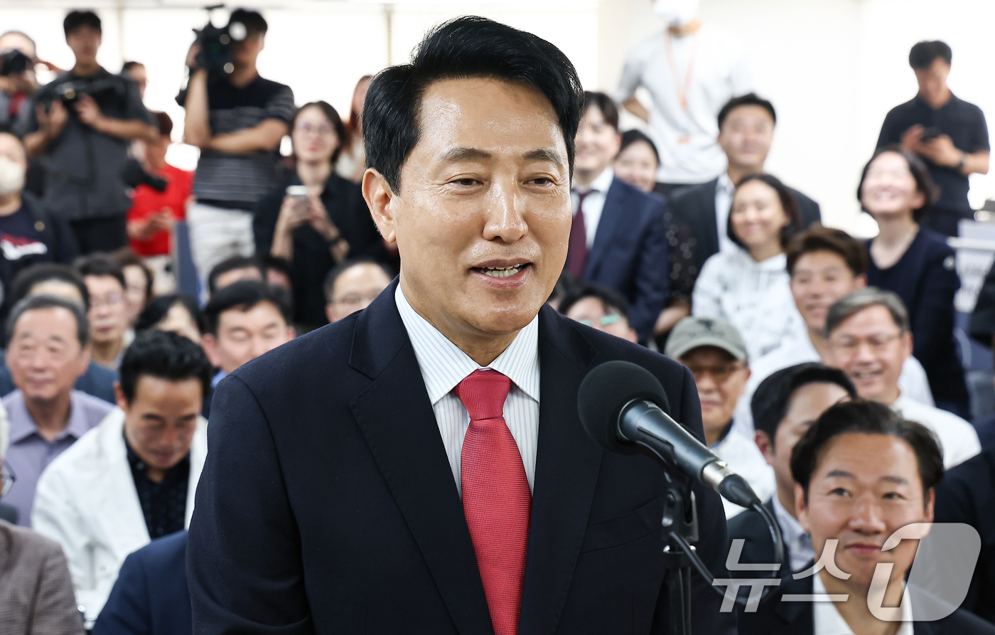 (서울=뉴스1) 김도우 기자 = 6·3 지방선거에서 당선된 오세훈 국민의힘 서울시장 후보가 4일 서울 종로구 선거사무소에서 당선 소감을 밝히고 있다. 2026.6.4/뉴스1