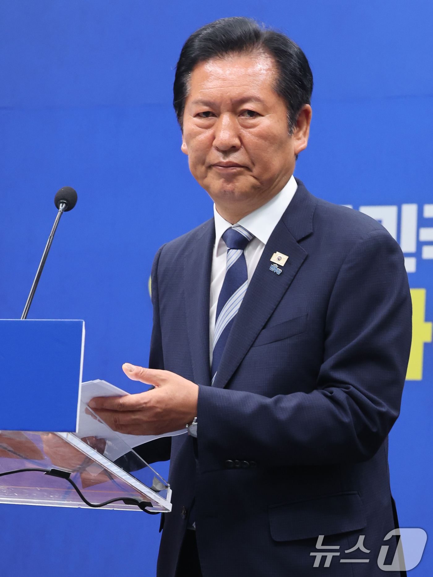 (서울=뉴스1) 황기선 기자 = 정청래 더불어민주당 대표가 4일 오전 서울 여의도 국회에서 열린 '6·3지방선거 결과' 관련 기자회견을 마치고 발걸음을 옮기고 있다. 2026.6. …