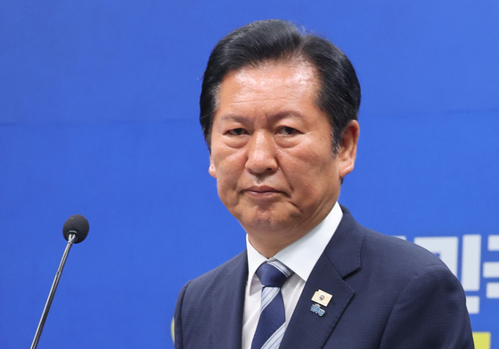 기자회견 마치고 이동하는 정청래 대표