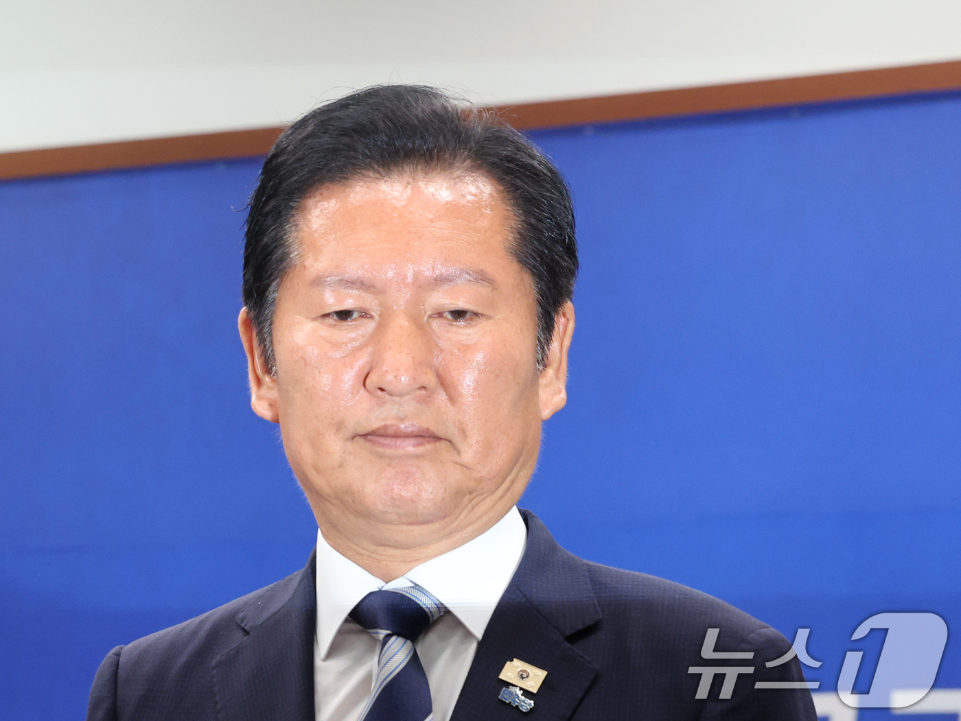 (서울=뉴스1) 황기선 기자 = 정청래 더불어민주당 대표가 4일 오전 서울 여의도 국회에서 열린 '6·3지방선거 결과' 관련 기자회견을 마치고 발걸음을 옮기고 있다. 2026.6. …