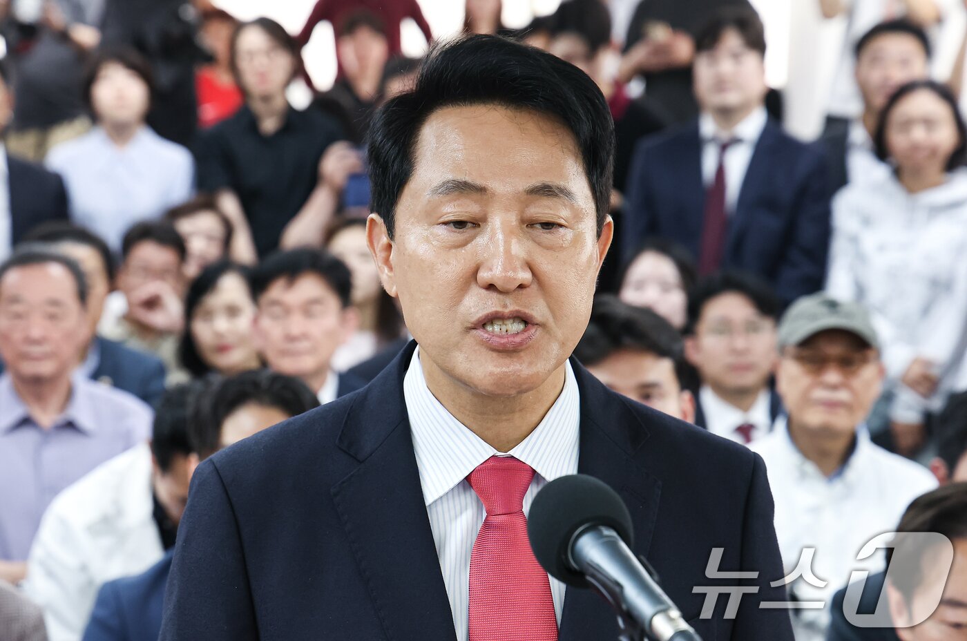 본문 이미지 - 6·3 지방선거에서 당선된 오세훈 국민의힘 서울시장 후보가 4일 서울 종로구 선거사무소에서 당선 소감을 밝히고 있다. 2026.6.4 ⓒ 뉴스1 김도우 기자