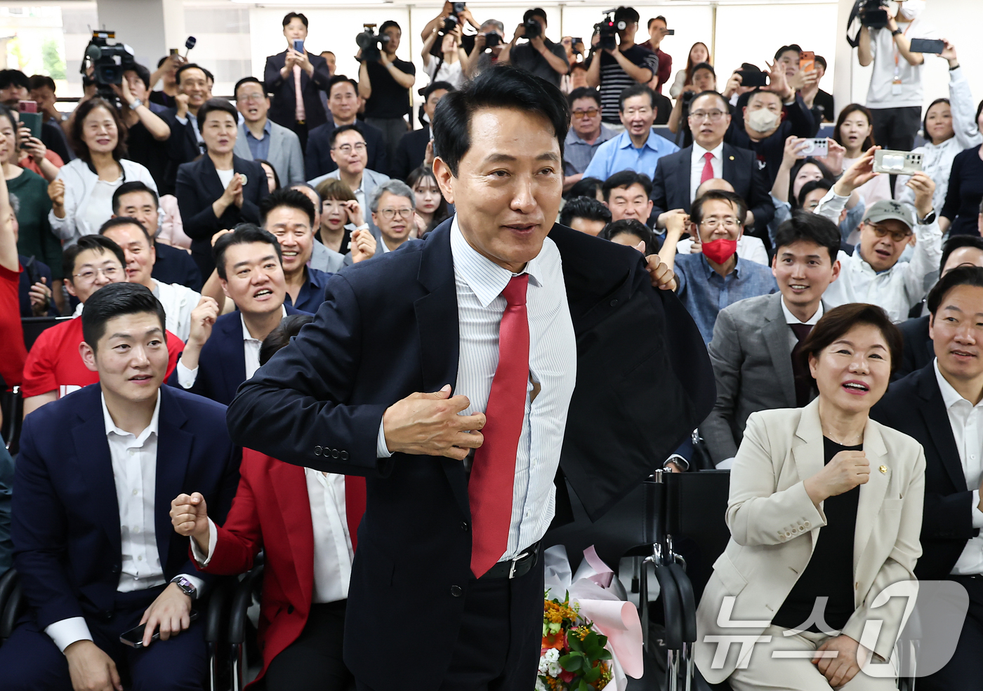 (서울=뉴스1) 김도우 기자 = 6·3 지방선거에서 당선된 오세훈 국민의힘 서울시장 후보가 4일 서울 종로구 선거사무소에서 겉옷을 벗고 있다. 2026.6.4/뉴스1