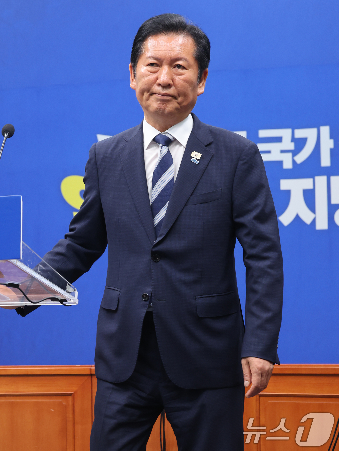 (서울=뉴스1) 황기선 기자 = 정청래 더불어민주당 대표가 4일 오전 서울 여의도 국회에서 열린 '6·3지방선거 결과' 관련 기자회견을 마치고 발걸음을 옮기고 있다. 2026.6. …