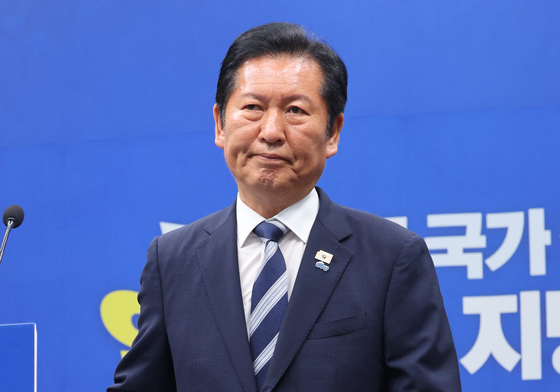 기자회견 마치고 퇴장하는 정청래 대표