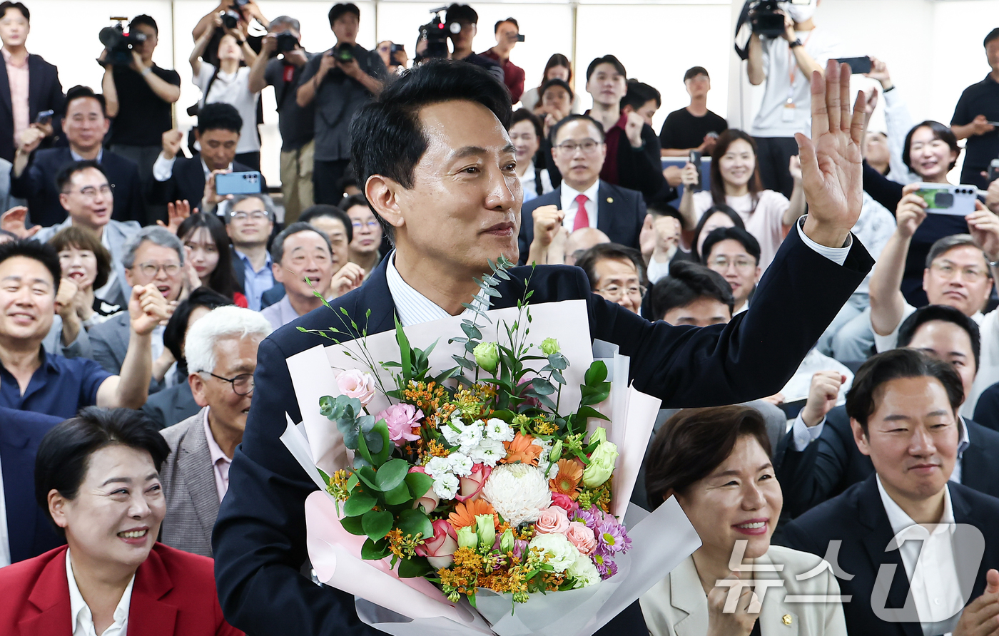 (서울=뉴스1) 김도우 기자 = 6·3 지방선거에서 당선된 오세훈 국민의힘 서울시장 후보가 4일 서울 종로구 선거사무소에서 꽃다발을 전달 받고 환호 하고 있다. 2026.6.4/뉴 …