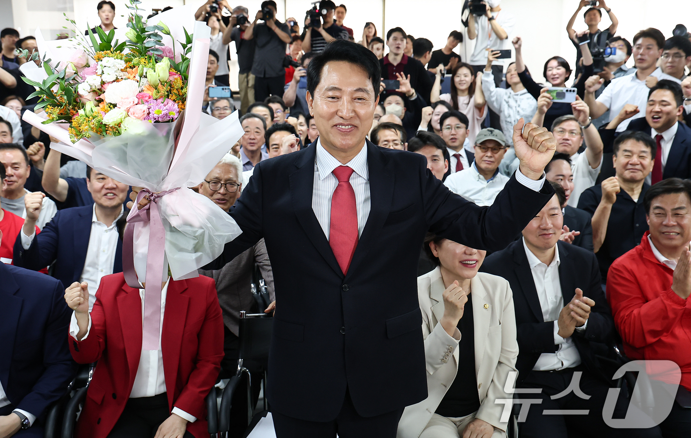 (서울=뉴스1) 김도우 기자 = 6·3 지방선거에서 당선된 오세훈 국민의힘 서울시장 후보가 4일 서울 종로구 선거사무소에서 꽃다발을 전달 받고 환호 하고 있다. 2026.6.4/뉴 …
