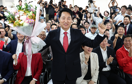 '서울시장 당선' 오세훈, 꽃다발 들고 환호