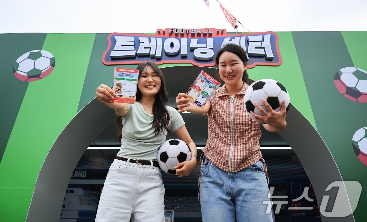 (서울=뉴스1) = 에버랜드는 전 세계가 축구 열기로 가득 차는 6월을 맞아 월간 스페셜 프로젝트 왓에버 시리즈의 여섯 번째 테마로 '풋볼 앤 타코(Football & Taco)' …