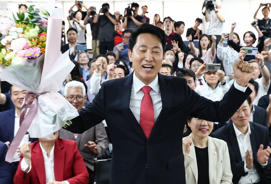 '서울시장 당선' 오세훈, 꽃다발 들고 환호