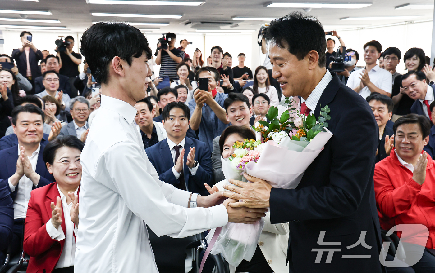 (서울=뉴스1) 김도우 기자 = 6·3 지방선거에서 당선된 오세훈 국민의힘 서울시장 후보가 4일 서울 종로구 선거사무소에서 꽃다발을 전달 받고 있다. 2026.6.4/뉴스1