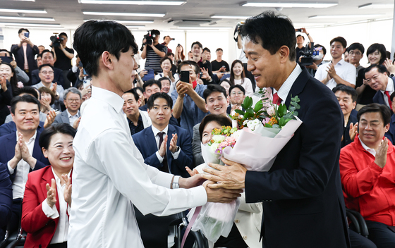 꽃다발 받는 오세훈 후보