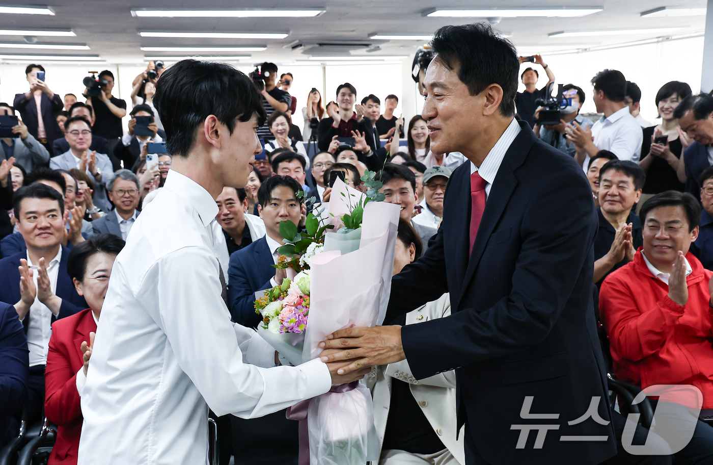 (서울=뉴스1) 김도우 기자 = 6·3 지방선거에서 당선된 오세훈 국민의힘 서울시장 후보가 4일 서울 종로구 선거사무소에서 꽃다발을 전달 받고 있다. 2026.6.4/뉴스1