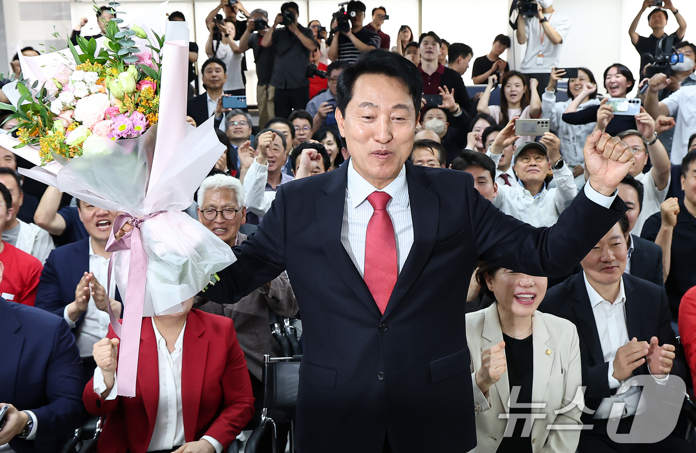 (서울=뉴스1) 김도우 기자 = 6·3 지방선거에서 당선된 오세훈 국민의힘 서울시장 후보가 4일 서울 종로구 선거사무소에서 꽃다발을 전달 받고 환호 하고 있다. 2026.6.4/뉴 …