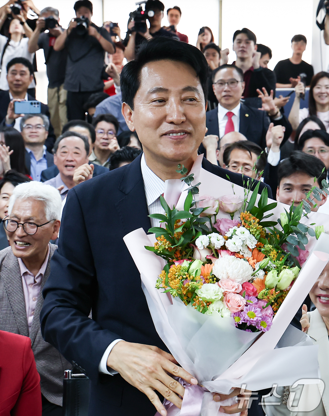 (서울=뉴스1) 김도우 기자 = 6·3 지방선거에서 당선된 오세훈 국민의힘 서울시장 후보가 4일 서울 종로구 선거사무소에서 꽃다발을 전달 받고 환호 하고 있다. 2026.6.4/뉴 …