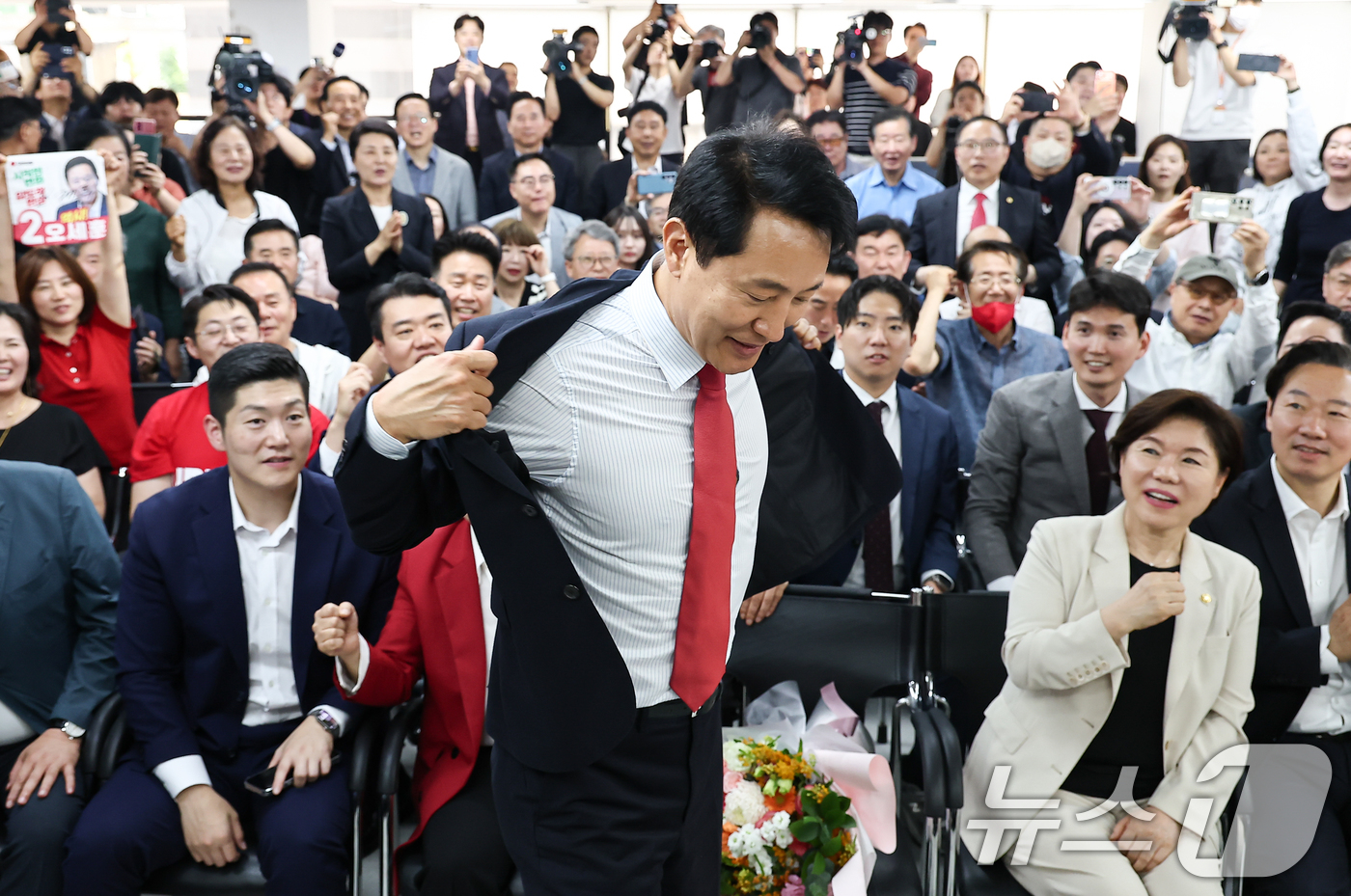 (서울=뉴스1) 김도우 기자 = 6·3 지방선거에서 당선된 오세훈 국민의힘 서울시장 후보가 4일 서울 종로구 선거사무소에서 겉옷을 벗고 있다. 2026.6.4/뉴스1