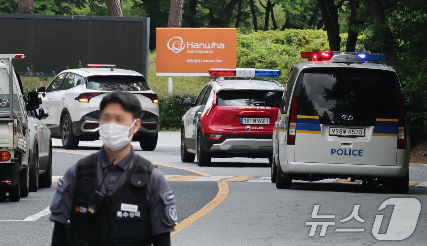 (대전=뉴스1) 김기태 기자 = 대전경찰청 등 수사전담팀이 4일 오전 한화에어로스페이스 대전사업장에서 압수수색을 하기 위해 차량으로 진입하고 있다.전담수사팀은 이날 한화에어로스페이 …