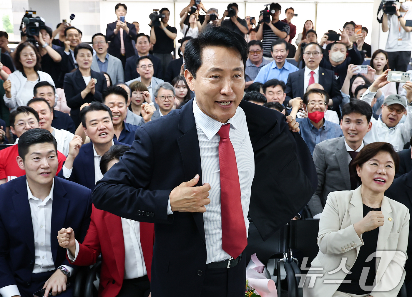 (서울=뉴스1) 김도우 기자 = 6·3 지방선거에서 당선된 오세훈 국민의힘 서울시장 후보가 4일 서울 종로구 선거사무소에서 겉옷을 벗고 있다. 2026.6.4/뉴스1