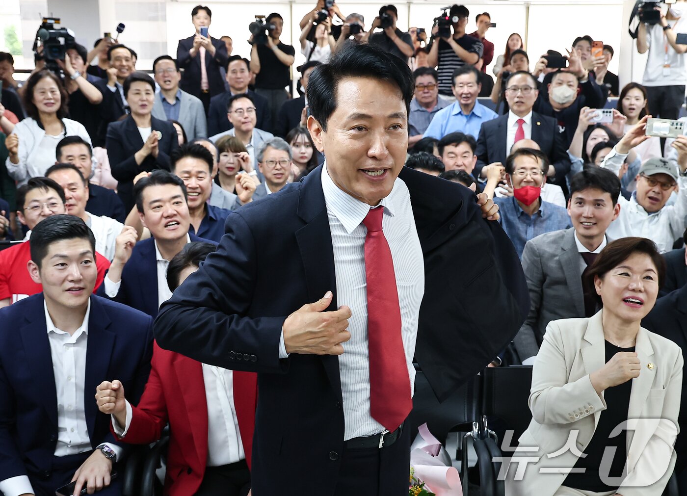 본문 이미지 - 6·3 지방선거에서 당선된 오세훈 국민의힘 서울시장 후보가 4일 서울 종로구 선거사무소에서 겉옷을 벗고 있다. 2026.6.4 ⓒ 뉴스1 김도우 기자