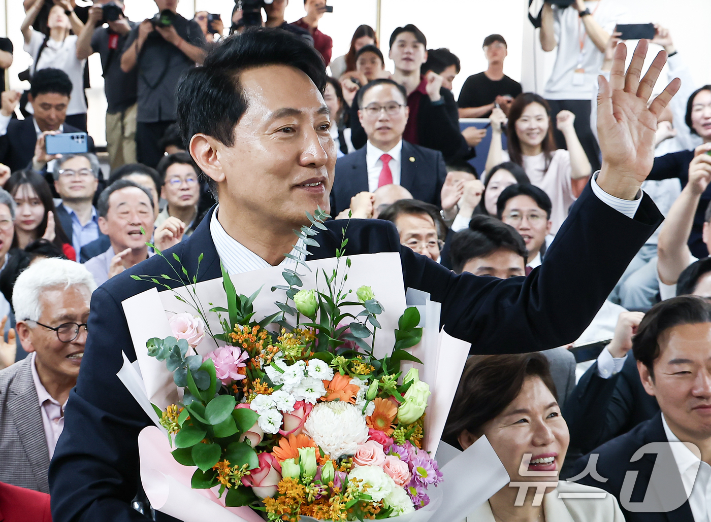 (서울=뉴스1) 김도우 기자 = 6·3 지방선거에서 당선된 오세훈 국민의힘 서울시장 후보가 4일 서울 종로구 선거사무소에서 꽃다발을 전달 받고 환호 하고 있다. 2026.6.4/뉴 …