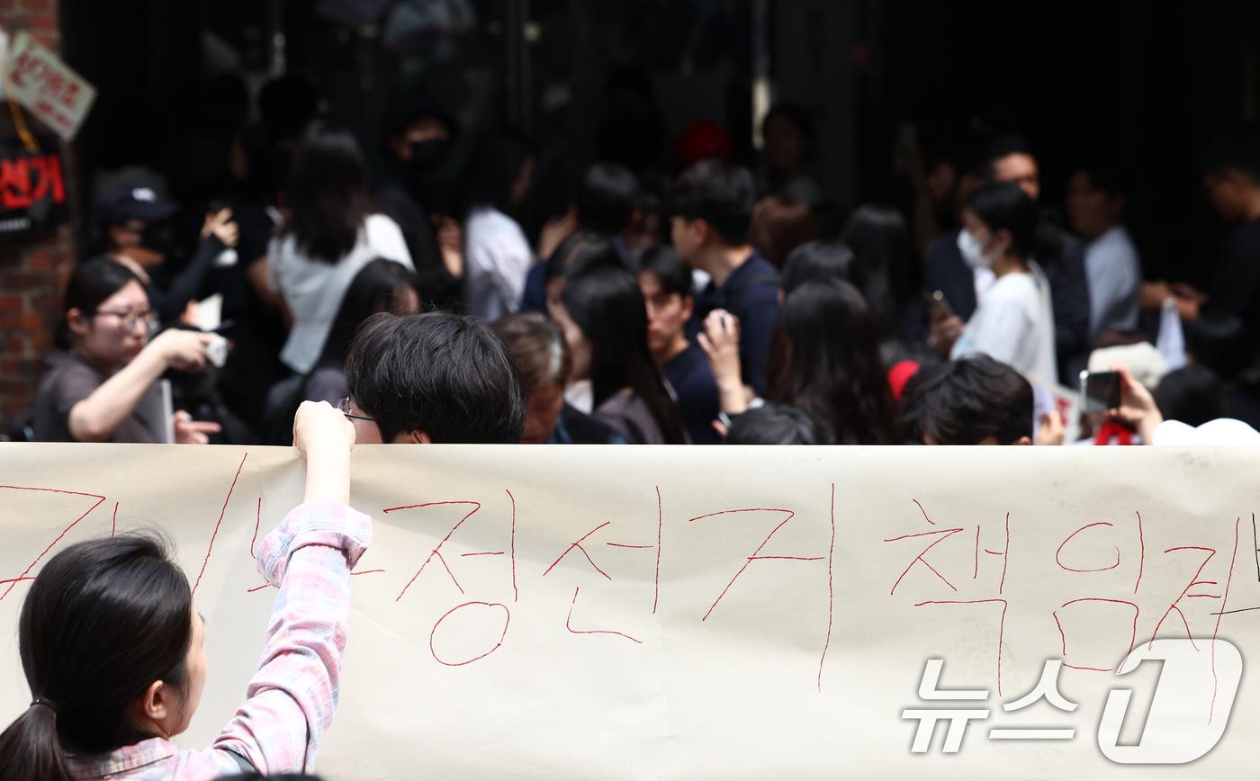 (서울=뉴스1) 김민지 기자 = 4일 오전 제9회 전국동시지방선거 및 국회의원 재·보궐선거 투표함 이송이 지연되고 있는 서울 송파구 잠실7동 제2투표소에서 시위대와 일부 주민들이 …