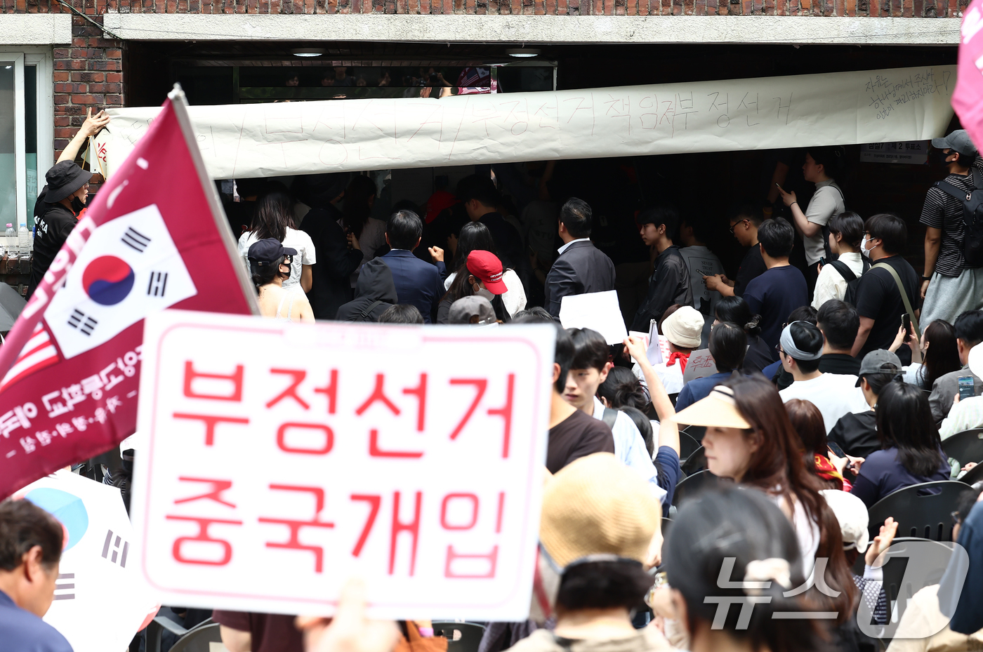 (서울=뉴스1) 김민지 기자 = 4일 오전 제9회 전국동시지방선거 및 국회의원 재·보궐선거 투표함 이송이 지연되고 있는 서울 송파구 잠실7동 제2투표소에서 시위대와 일부 주민들이 …