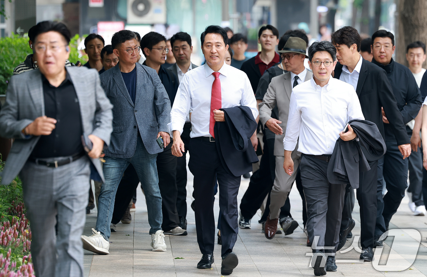 (서울=뉴스1) 이호윤 기자 = 오세훈 국민의힘 서울시장 당선인이 4일 서울시청으로 발걸음을 옮기고 있다. 2026.6.4/뉴스1